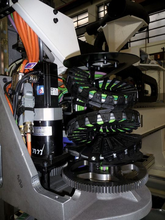 Das sogenannte «twisterband» sorgt in einer Kantenbearbeitungsmaschine für die zuverlässige Energieversorgung der Werkzeugeinheit und ermöglicht Drehungen bis 1440 Grad in beide Richtungen. Das sogenannte «twisterband» sorgt in einer Kantenbearbeitungsmaschine für die zuverlässige Energieversorgung der Werkzeugeinheit und ermöglicht Drehungen bis 1440 Grad in beide Richtungen.