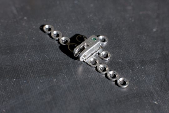 Bild 4: Teil eines medizinischen Implantats aus einer Sonderlegierung mit einem hohen Schmelzpunkt. Das Gehäuse wurde mit einer Kehlnaht auf das Lochblech geschweisst. Bild 4: Teil eines medizinischen Implantats aus einer Sonderlegierung mit einem hohen Schmelzpunkt. Das Gehäuse wurde mit einer Kehlnaht auf das Lochblech geschweisst.