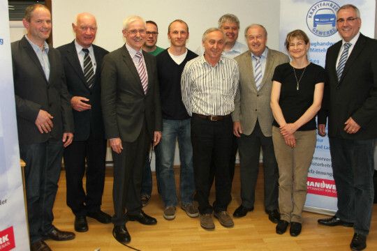 Der neu gewählte Vorstand (v.li.): Jörg Gerhartz, Siegfried Blüml, Karlheinz Gaschler, Thomas Fetz, Joachim Rasbach, Hans-Georg Loser, Stephan Lange, Hans-Werner Norren, Anette Hue und Obermeister Mark Scherhag.