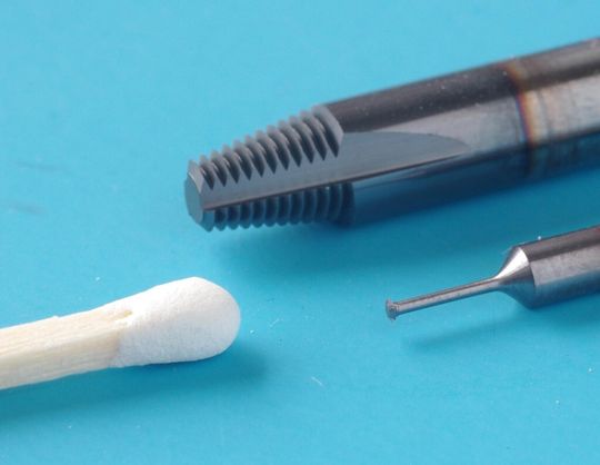 Die Vollhartmetall-Gewindefräser eignen sich zur Fertigung zylindrischer und konischer Gewinde ab 1,0 mm Durchmesser Die Vollhartmetall-Gewindefräser eignen sich zur Fertigung zylindrischer und konischer Gewinde ab 1,0 mm Durchmesser