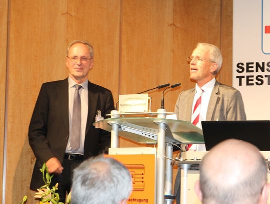 Verleihung der VDI-Ehrenmedaille an Prof. Elmar Wagner (links) durch Prof. Dr. Gerald Gerlach von der Technischen Universität Dresden. Mit der Auszeichnung soll Wagners vielfältiges Engagement für die Sensorik und Messtechnik besondere Würdigung erfahren. Verleihung der VDI-Ehrenmedaille an Prof. Elmar Wagner (links) durch Prof. Dr. Gerald Gerlach von der Technischen Universität Dresden. Mit der Auszeichnung soll Wagners vielfältiges Engagement für die Sensorik und Messtechnik besondere Würdigung erfahren.