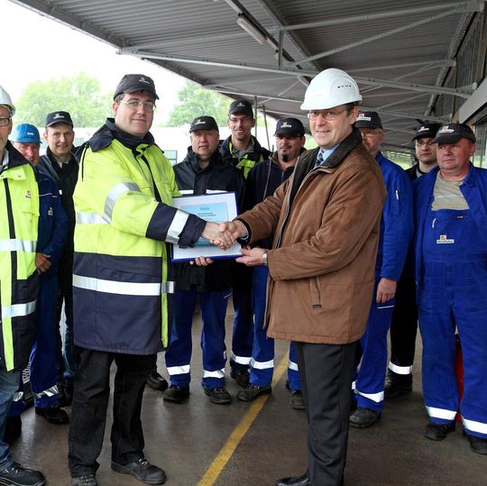 Übergabe der Auszeichnung für sicheres Arbeiten im Werk Münster-Gremmendorf der Westfalen: (Vorne v.l.) Jörn Beyer, Leiter Ladekontrolle Werk Gremmendorf, und Gerhard Schlüter, Leiter Technik Übergabe der Auszeichnung für sicheres Arbeiten im Werk Münster-Gremmendorf der Westfalen: (Vorne v.l.) Jörn Beyer, Leiter Ladekontrolle Werk Gremmendorf, und Gerhard Schlüter, Leiter Technik