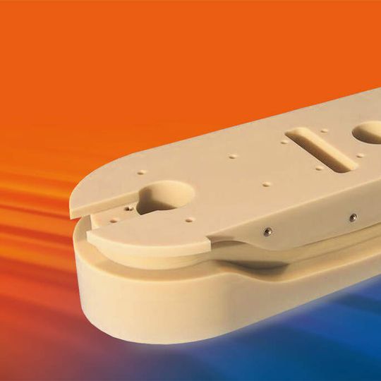 Gleiches Material, neue DIN-Bezeichnung: Der Hightech-Kunststoff Lauramid, aus dem diese Spindelkurve gefertigt ist, gehört nun zur Gruppe der PA 12 C