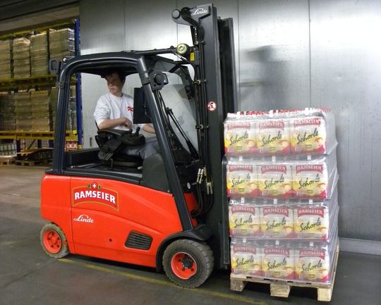 Das Flottenmanagement von Linde erhöhte bei der Ramseier Suisse AG die Produktivität bei gleichzeitiger Redukiton der Flotte. Das Flottenmanagement von Linde erhöhte bei der Ramseier Suisse AG die Produktivität bei gleichzeitiger Redukiton der Flotte.