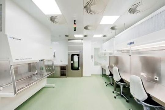 Der GMP-gerechte Apothekenneubau der Universitätsmedizin Mannheim besitzt TPE-Werkbänke aus fugenlosem Edelstahl die mittels Laminarflow mit Luft höchster Güte nach dem Reinraumklasse A versorgt werden.