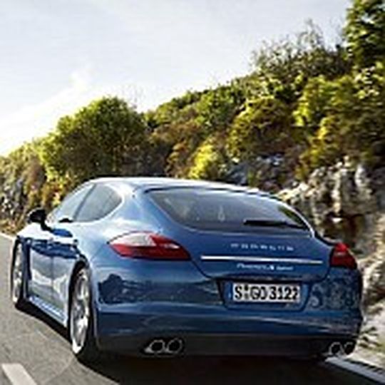 Der Porsche Panamera S Hybrid ist ein schneller und leiser Reisewagen.