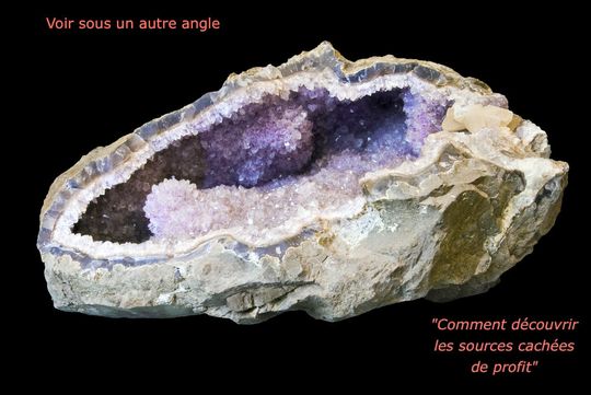 L'améthyste est une variété de quartz violet (dioxyde de silicium), diaphane à translucide dont la teinte est due aux traces de fer. L'améthyste est une variété de quartz violet (dioxyde de silicium), diaphane à translucide dont la teinte est due aux traces de fer.