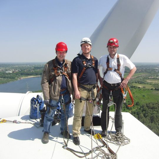 Auf dem neuen Bremer Forschungsturm: Professor Rolf Drechsler, Konrektor für Forschung und wissenschaftlichen Nachwuchs der Universität Bremen, Dr. Joachim Lohse, Senator für Umwelt, Bau und Verkehr des Landes Bremen und Dr. Knud Rehfeldt, Geschäftsführer der Deutschen Windguard.