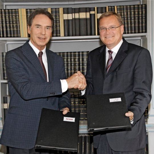 „Brose ist ein Glücksfall für Bamberg“ sagte Oberbürgermeister Andreas Starke (rechts) nach der Vertragsunterzeichnung; im Bild links Michael Stoschek, Vorsitzender der Gesellschafterversammlung der Brose Gruppe. „Brose ist ein Glücksfall für Bamberg“ sagte Oberbürgermeister Andreas Starke (rechts) nach der Vertragsunterzeichnung; im Bild links Michael Stoschek, Vorsitzender der Gesellschafterversammlung der Brose Gruppe.