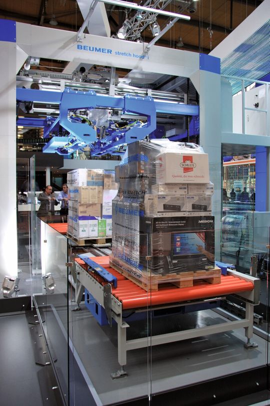 Mit „Stretch Hood i“ hat Beumer eine Verpackungsanlage mit geringerer Aufstellfläche und günstigen Verbrauchswerten entwickelt. Mit „Stretch Hood i“ hat Beumer eine Verpackungsanlage mit geringerer Aufstellfläche und günstigen Verbrauchswerten entwickelt.