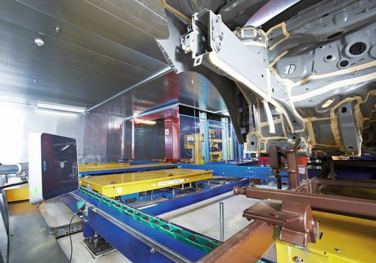Selbst unter den „Heavy-Metal“-Bedingungen hinter dem KTL-Trockner erreicht der UHF-Interrogator RFU630 Schreib-Lese-Raten von 99,98 %. Selbst unter den „Heavy-Metal“-Bedingungen hinter dem KTL-Trockner erreicht der UHF-Interrogator RFU630 Schreib-Lese-Raten von 99,98 %.