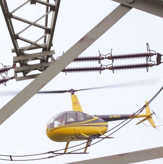 Netzausbau: Bei einer Leitungsbefliegung werden die Überlandleitungen vom Helikopter aus kontrolliert. Netzausbau: Bei einer Leitungsbefliegung werden die Überlandleitungen vom Helikopter aus kontrolliert.