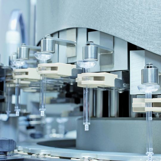 Lohnhersteller unterliegen ständig den Anforderungen der Kunden. Sollten die derzeit verarbeiteten Safety Devices durch ein anderes System abgelöst werden, so wird dies auf der NSM 9060 ohne größere Umrüstarbeiten möglich sein Lohnhersteller unterliegen ständig den Anforderungen der Kunden. Sollten die derzeit verarbeiteten Safety Devices durch ein anderes System abgelöst werden, so wird dies auf der NSM 9060 ohne größere Umrüstarbeiten möglich sein