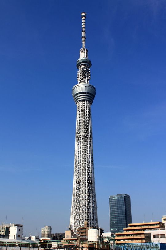 Weltrekord: Der Sky Tree in Tokio ist der weltweit höchste freistehende Fernsehturm. Seine Aufzüge verfahren mit bis zu 100 m/min und sind mit NSK-Pendelrollenlagern ausgestattet.