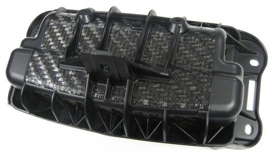 Die Wanddicke dieses Airbaggehäuses beträgt nur noch 0,5 bis 1 mm. Das Gehäuse wurde im Rahmen einer Konzeptentwicklung aus Organoblech gefertgt und mit PA 6 zur zusätzlichen Verstärkung hinterspritzt. Die Wanddicke dieses Airbaggehäuses beträgt nur noch 0,5 bis 1 mm. Das Gehäuse wurde im Rahmen einer Konzeptentwicklung aus Organoblech gefertgt und mit PA 6 zur zusätzlichen Verstärkung hinterspritzt.