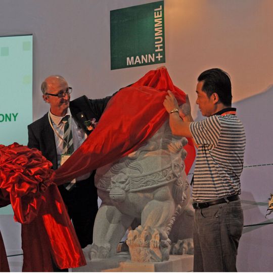 Manfred Wolf, Geschäftsführer Geschäftsbereich Automobil + Industrie, bei der Eröffnung des neuen Mann+Hummel-Werkes in Liuzhou, Südchina. Manfred Wolf, Geschäftsführer Geschäftsbereich Automobil + Industrie, bei der Eröffnung des neuen Mann+Hummel-Werkes in Liuzhou, Südchina.