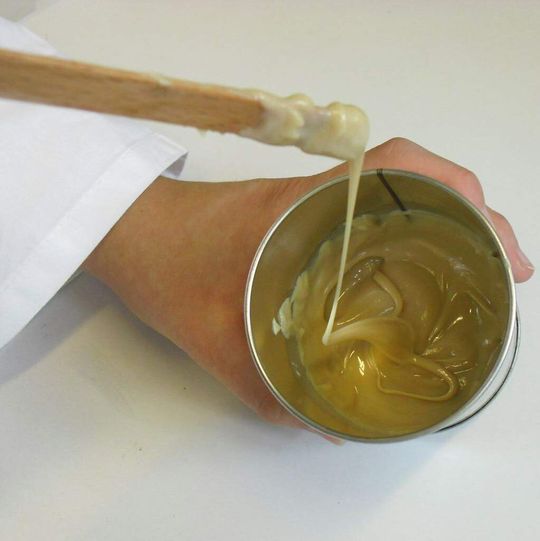 Dieser Klebstoff basiert auf dem nachwachsenden Rohstoff Polymilchsäure.