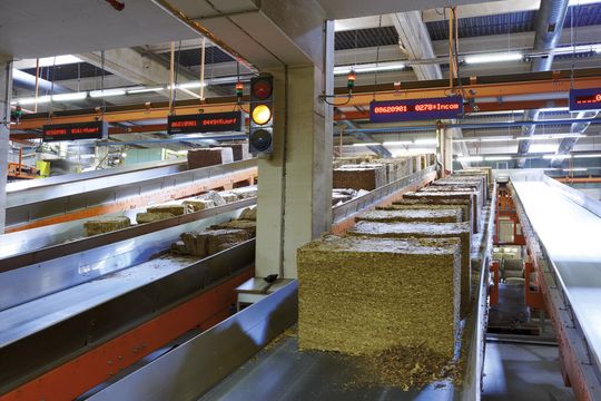 Tabakballen werden im Slicer zerkleinert. Tabakballen werden im Slicer zerkleinert.