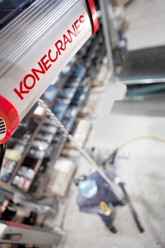 Mit einer vierfach höheren Lebensdauer als bisherige Modelle kommt die neue Baureihe von Arbeitsplatz-Hebesystemen von Konecranes daher. Mit einer vierfach höheren Lebensdauer als bisherige Modelle kommt die neue Baureihe von Arbeitsplatz-Hebesystemen von Konecranes daher.