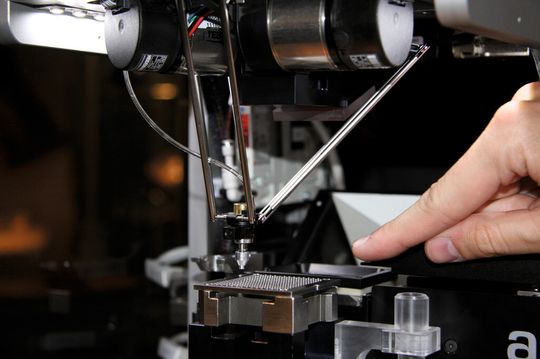 Dieser parallelkinematische Roboter des Westschweizer Unternehmens Asyril SA baut enorm kompakt und 'handelt' kleinste Teilchen ab 0,5 mm mit einer Positioniergenauigkeit von 1/100 mm. Mehr hierzu in Teil 2 unserer Siams-Nachschau SMM 13/2012. Dieser parallelkinematische Roboter des Westschweizer Unternehmens Asyril SA baut enorm kompakt und 'handelt' kleinste Teilchen ab 0,5 mm mit einer Positioniergenauigkeit von 1/100 mm. Mehr hierzu in Teil 2 unserer Siams-Nachschau SMM 13/2012.