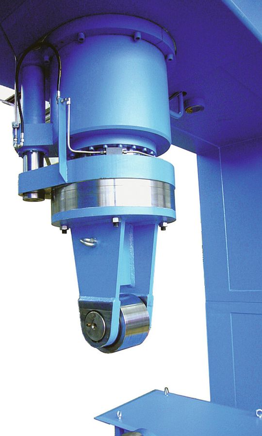 Der Hydraulikzylinder mit angeflanschter Pressrolle. Der Hydraulikzylinder mit angeflanschter Pressrolle.