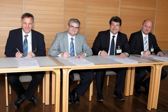 Vertragsunterzeichnung, v.l.n.r.: Hanspeter Scheu, Sektionspräsident Sektion St. Gallen-Appenzell; Markus Fässler, Geschäftsführer Heidenhain (Schweiz) AG; Daniel Thévenaz, Verbandsdirektor SWISSMECHANIC-Dachorganisation; Frank Fehlmann, Geschäftsführer Fehlmann AG. Vertragsunterzeichnung, v.l.n.r.: Hanspeter Scheu, Sektionspräsident Sektion St. Gallen-Appenzell; Markus Fässler, Geschäftsführer Heidenhain (Schweiz) AG; Daniel Thévenaz, Verbandsdirektor SWISSMECHANIC-Dachorganisation; Frank Fehlmann, Geschäftsführer Fehlmann AG.