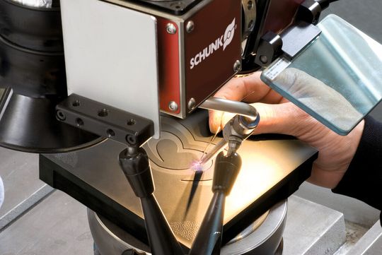 Bei filigranen Arbeiten und anspruchsvollen Werkstoffen lassen sich Laserdauer, -form und -modulation der «PSM 400» gezielt an die jeweilige Anforderung anpassen. Bei filigranen Arbeiten und anspruchsvollen Werkstoffen lassen sich Laserdauer, -form und -modulation der «PSM 400» gezielt an die jeweilige Anforderung anpassen.