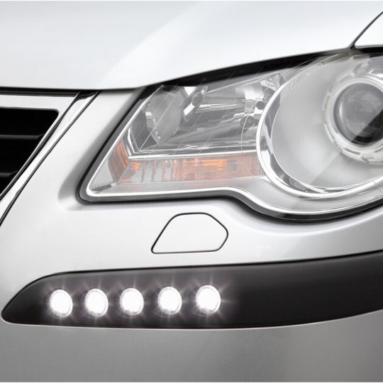 Hella bietet ein neues Blenden-Set für den VW Touran an. Hella bietet ein neues Blenden-Set für den VW Touran an.