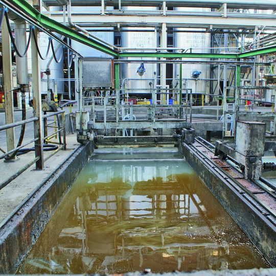 Öl- und Fettabscheider in einer Produktionsanlage für biologisch abbaubare Chemikalien aus pflanzlichen Ölen und tierischen Fetten. Öl- und Fettabscheider in einer Produktionsanlage für biologisch abbaubare Chemikalien aus pflanzlichen Ölen und tierischen Fetten.