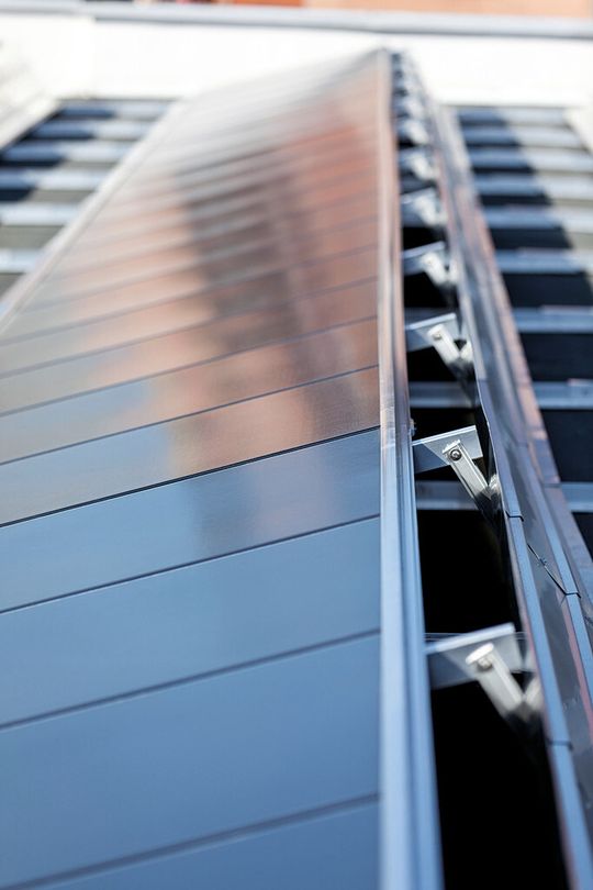 Das richtige Befestigungs-system für eine Solaranlage kann die Belastung so verteilen, dass die Tragfähigkeit des Daches nicht überschritten wird.