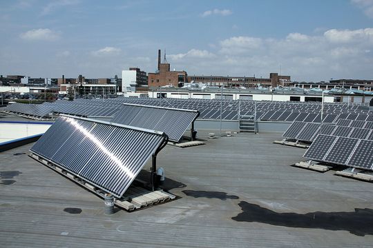 Mit der Solaranlage auf dem Dach des Logistikzentrums in Schweinfurt setzt SKF vor allem auf Photovoltaik, aber auch auf Solarthermie.
