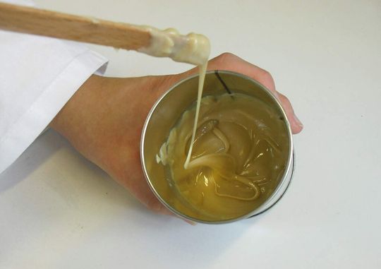 Der Klebstoff aus dem nachwachsenden Rohstoff Polymilchsäure lässt sich günstig herstellen. Der Klebstoff aus dem nachwachsenden Rohstoff Polymilchsäure lässt sich günstig herstellen.