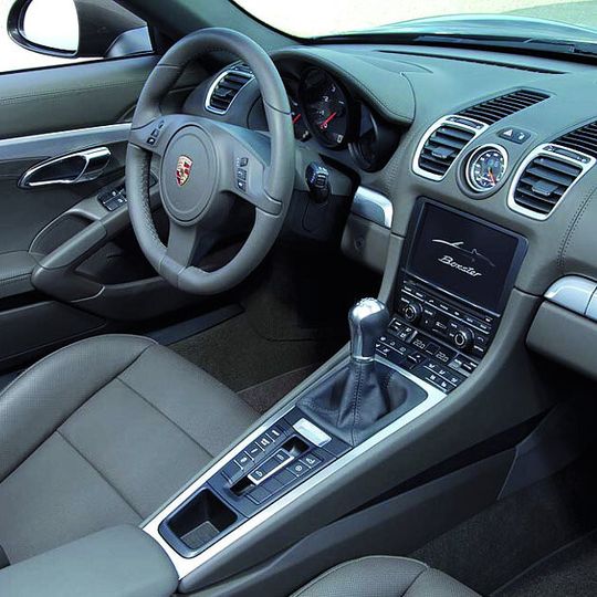 Das Interieur des neuen Boxster wirkt hochwertiger als bisher. Zudem wurden Elemente des kommenden Supersportwagens 918 integriert.