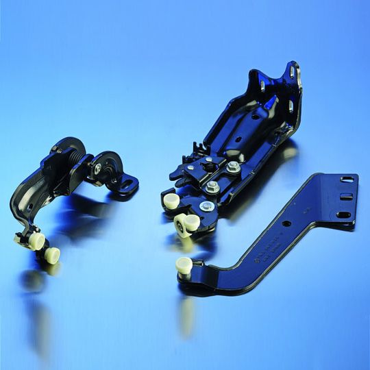 Edschas Schiebetürlösung für den VW Sharan: Jeweils drei Laufwagen lassen die Fahrzeugtür ruhig in ihren Laufschienen gleiten.