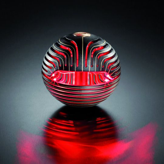 Nur eine von vielen Gestaltungsmöglichkeiten: Die Leuchtkugel aus Spritzguss hat einen Durchmesser von 15 Zentimetern und enthält 52 LEDs. Mit der so genannten MID-Technik lassen sich Leuchtmittel in jeder beliebigen Form entwickeln.