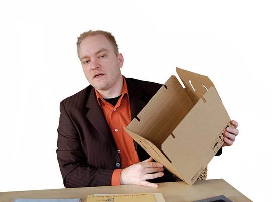 Nordpack-Produktmanager Jörg Baumann präsentiert den Quick-Lock-Schnellverschluss für Faltschachteln, den Anfang der Multi-Cargo-Systemreihe. Inzwischen bietet man sogar Speziallösungen für den Trans- port von Airbags an. Bild: Maienschein Nordpack-Produktmanager Jörg Baumann präsentiert den Quick-Lock-Schnellverschluss für Faltschachteln, den Anfang der Multi-Cargo-Systemreihe. Inzwischen bietet man sogar Speziallösungen für den Trans- port von Airbags an. Bild: Maienschein