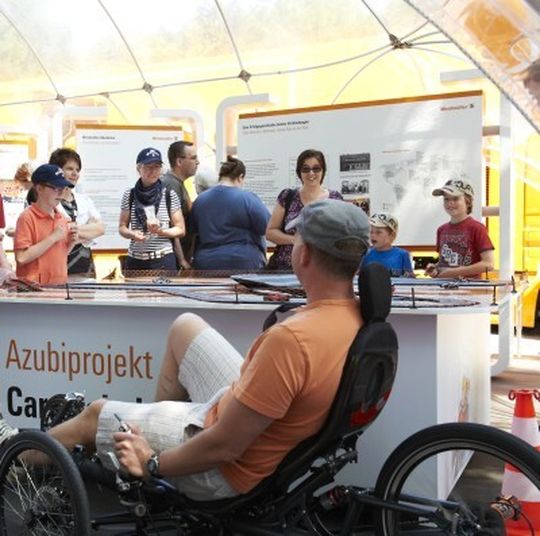 Azubi-Projekt Carrera-Bahn: E-Mobility der ganz besonderen Art auf dem NRW-Tag Azubi-Projekt Carrera-Bahn: E-Mobility der ganz besonderen Art auf dem NRW-Tag