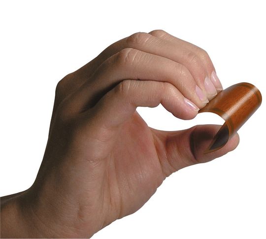 Abb. 1: Biegeradien bis 20 mm lassen sich in einer piezokeramische Folie ohne Weiteres realisieren. Abb. 1: Biegeradien bis 20 mm lassen sich in einer piezokeramische Folie ohne Weiteres realisieren.