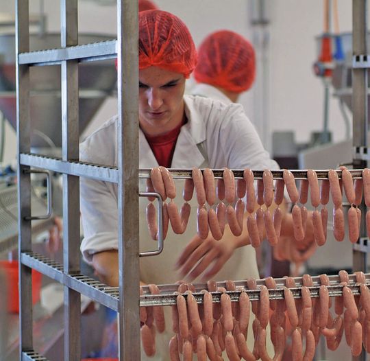 Abb. 1: Etwa 40 Proben gehen im Durchschnitt pro Woche aus dem Fleischwerk Edeka Nord an die Laborgemeinschaft LADR. Abb. 1: Etwa 40 Proben gehen im Durchschnitt pro Woche aus dem Fleischwerk Edeka Nord an die Laborgemeinschaft LADR.