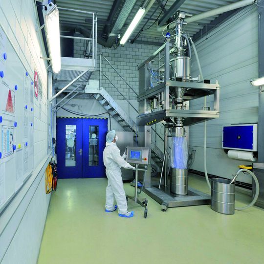 Auf der neuen Frewitt-Testanlage können Anwender die Eigenschaften der Pulver und Granulate, die sie auf ihrer Anlage verarbeiten, prüfen, ihren Prozess optimieren und bei Bedarf ein neues Anlagenkonzept entwickeln. Auf der neuen Frewitt-Testanlage können Anwender die Eigenschaften der Pulver und Granulate, die sie auf ihrer Anlage verarbeiten, prüfen, ihren Prozess optimieren und bei Bedarf ein neues Anlagenkonzept entwickeln.