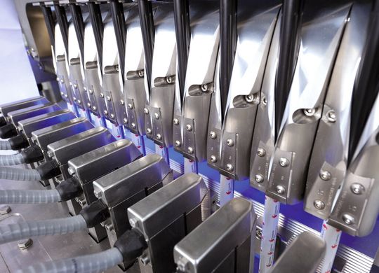 Zehnbahnige vertikale Sigpack RA Stick Pack Maschine mit patentierter Dosierschneckentechnologie. Die Primärverpackung gewährleistet mit Hilfe der patentierten servogesteuerten Dosierschnecken hochpräzises Dosieren.