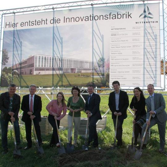 Spatenstich für die neue Wittenstein Innovationsfabrikbei strahlendem Sonnenschein: Im Bild von links: Andreas Bokmeier (Bokmeier GmbH, Bauunternehmen), Dr. Manfred Wittenstein (Vorstandsvorsitzender der Wittenstein AG), Dr. Anna-Katharina Wittenstein (Geschäftsführung Wittenstein AG Schweiz), Edith Wittenstein (Ehefrau von Dr. Manfred Wittenstein), Karl-Heinz Schwarz (Vorstands-sprecher der Wittenstein AG), Frank Menikheim (Bürgermeister Igersheim), Jutta Kreissl (HENN Architekten), Dr. Michael Geier (Projektleiter der Wittenstein Innovationsfabrik). Spatenstich für die neue Wittenstein Innovationsfabrikbei strahlendem Sonnenschein: Im Bild von links: Andreas Bokmeier (Bokmeier GmbH, Bauunternehmen), Dr. Manfred Wittenstein (Vorstandsvorsitzender der Wittenstein AG), Dr. Anna-Katharina Wittenstein (Geschäftsführung Wittenstein AG Schweiz), Edith Wittenstein (Ehefrau von Dr. Manfred Wittenstein), Karl-Heinz Schwarz (Vorstands-sprecher der Wittenstein AG), Frank Menikheim (Bürgermeister Igersheim), Jutta Kreissl (HENN Architekten), Dr. Michael Geier (Projektleiter der Wittenstein Innovationsfabrik).