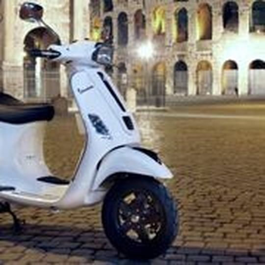 Sparsamkeit ist Trumpf: die neue Vespa 125 mit Dreiventiltechnik. Sparsamkeit ist Trumpf: die neue Vespa 125 mit Dreiventiltechnik.