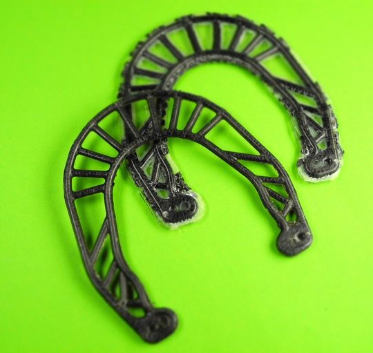 Die gestickte und mit Harz ausgehärtete Faserstruktur (Brake-Booster) wurde im Remote-Laserschneidverfahren vom Trägermaterial und den Harzrückständen getrennt.