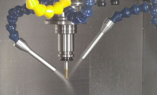 Das Kühlgas kommt über eine zwei Düse mit dem Aerosol und der Schneidzone in Kontakt (AKZ-Variante).