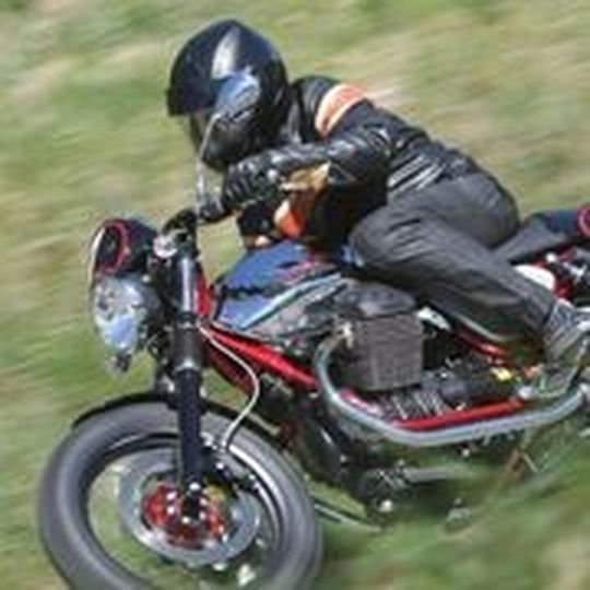 Der Autor am Steuer des Moto Guzzi V7 Racers. Der Autor am Steuer des Moto Guzzi V7 Racers.