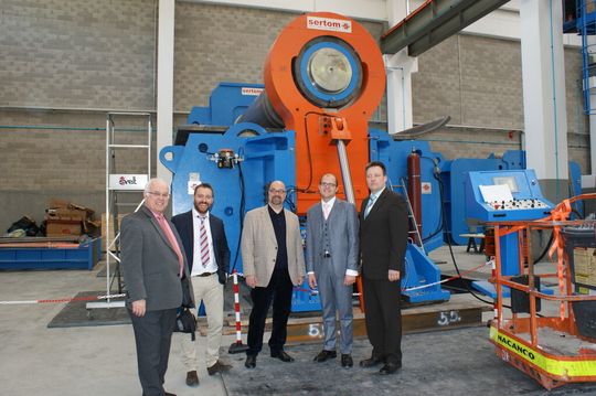 Hans-Werner Eschenbrücher, Matheo Contrini (Sertom), Heinz-Holger Biehl, (Geschäftsführer LMG) Paolo, Seravesi (Sertom) und Marco Schütte (Eschenbrücher) bei der Abnahme der Rekord-Rundbiegemaschine. Hans-Werner Eschenbrücher, Matheo Contrini (Sertom), Heinz-Holger Biehl, (Geschäftsführer LMG) Paolo, Seravesi (Sertom) und Marco Schütte (Eschenbrücher) bei der Abnahme der Rekord-Rundbiegemaschine.