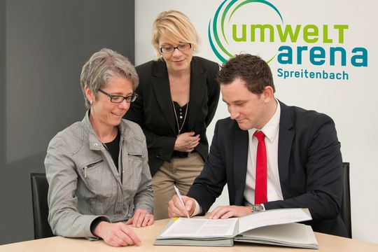 Vertragsunterzeichnung; v.l.n.r.: Katharina Teuscher (Geschäftsführerin Umwelt Arena), ChristinaMeier (Projektleiterin Mobilität), Silvan Lämmle (CEO Panolin AG). Vertragsunterzeichnung; v.l.n.r.: Katharina Teuscher (Geschäftsführerin Umwelt Arena), ChristinaMeier (Projektleiterin Mobilität), Silvan Lämmle (CEO Panolin AG).
