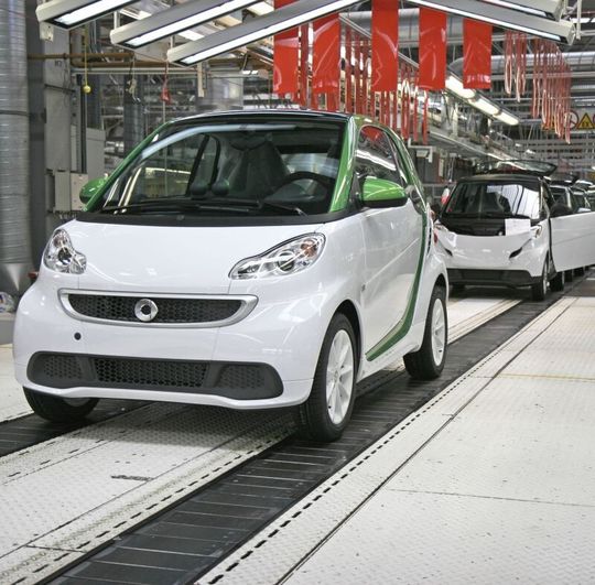 Integration: Elektro- und Verbrennungsmotor-Variante des smart laufen jetzt vom gleichen Band Integration: Elektro- und Verbrennungsmotor-Variante des smart laufen jetzt vom gleichen Band