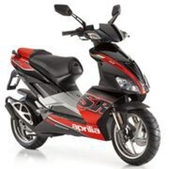 Gehört mit zum Dreier-Spitzenfeld im ADAC-Rollertest: Aprilias SR 50 Factory. Gehört mit zum Dreier-Spitzenfeld im ADAC-Rollertest: Aprilias SR 50 Factory.